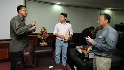 Jaksa Muda Pidana Khusus (Jampidsus), Widyopramono (kiri) saat menerima tim redaksi Liputan6.com di ruang kerjanya, Gedung Bundar Kejaksaan Agung, Jakarta, Kamis (29/1/2015). (Liputan6.com/Helmi Fithriansyah)