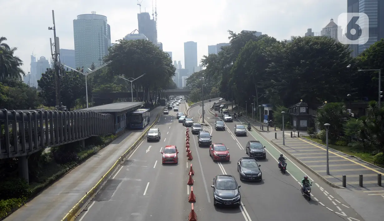 Sejumlah kendaraan melintas di Jalan Sudirman, Jakarta, Senin (8/6/2020). Pemda DKI Jakarta menetapkan mulai dibuka transisi dari aktivitas masyarakat kegiatan perkantoran dan bisnis. (merdeka.com/Dwi Narwoko)