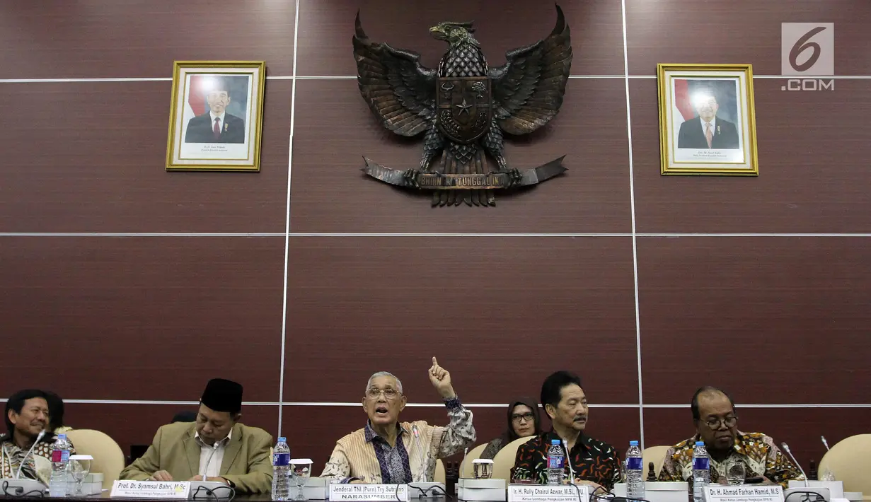 Wakil Presiden ke-6 Tri Sutrisno (tengah) memberi penjelasan saat menjadi narasumber Pleno Ke-51 Lembaga Pengkajian MPR, Jakarta, Senin (5/11). Pada Pleno ini dibahas soal perencanaan Garis-garis Besar Haluan Negara (GBHN). (Liputan6.com/Johan Tallo)