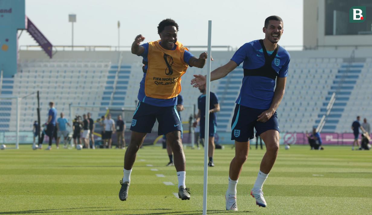 Pemain Inggris, Raheem Sterling (kiri) dan Conor Coady saat sesi latihan Timnas Inggris untuk Piala Dunia 2022 yang berlangsung di Al Wakrah Sports Complex, Qatar, Kamis (24/11/2022). (Bola.com/Ade Yusuf Satria)