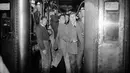 Sejumlah penumpang berada di dalam gerbong kereta menunggu keberangkatan, pada Oktober 1944 di Paris, beberapa bulan setelah Pembebasan Paris, selama Perang Dunia Kedua. (AFP Photo)