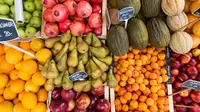 Mengonsumsi buah memang dapat menyehatkan badan serta mengurangi risiko gangguan kesehatan, namun apakah kamu sudah memastikan buah yang kamu konsumsi itu buah dengan kualitas yang baik? (Foto: Unsplash.com/Jakub Kapusnak)