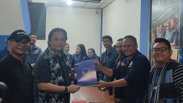 Pengacara Farhat Abbas resmi mendaftar bakal calon Wali Kota Bogor ke DPD Partai NasDem, Rabu (1/5/2024) sore (Liputan6.com/Achmad Sudarno)