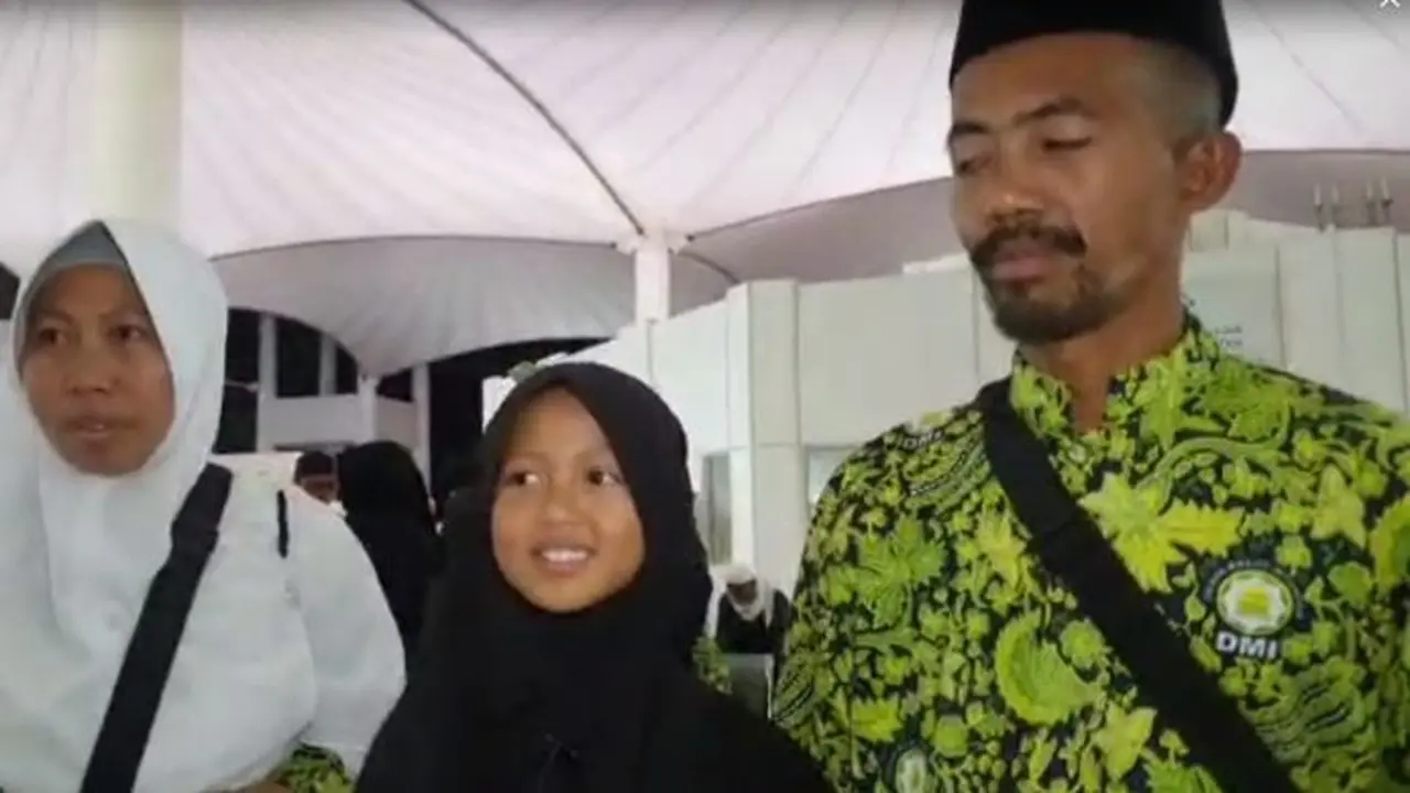 Zahra Fuaida Hakim dan kedua orang tuanya. Liputan6.com/Nurmayanti