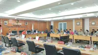 apat Kerja Komisi A DPRD DKI Jakarta bersama jajaran Badan Pengelolaan Keuangan dan Aset Daerah (BPKD) DKI Jakarta, Badan Kepegawaian Daerah (BKD) DKI Jakarta, dan pejabat lainnya pada Senin (12/6/2023). (Liputan6.com/Winda Nelfira)