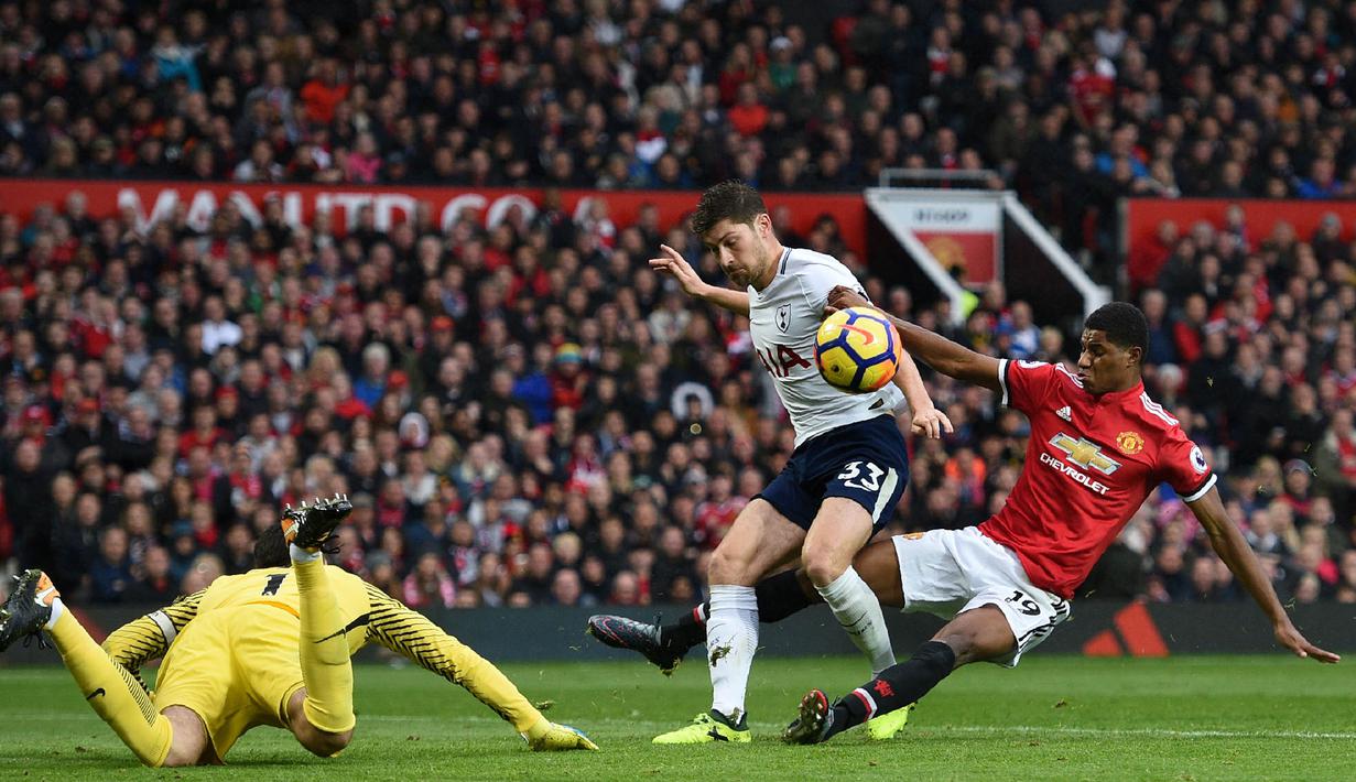 Bek Tottenham, Ben Davies, menghadang tendangan gelandang Manchester United, Marcus Rashford, pada laga Premier League di Stadion Old Trafford, Manchester, Minggu (28/10/2017). MU menang 1-0 atas Tottenham. (AFP/Oli Scarff)