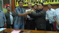Pengemudi Transportasi Online dan Konvensional di Bandung sepakat berdamai. (Liputan6.com/ Aditya Prakasa)