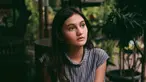 Laura Abbas Jackson, aktris keturunan Inggris yang selalu curi perhatian gaya penampilannya. Saat bergaya candid, ia terlihat sangat menawan. Ia dipuji netizen cantik karena gaya candidnya. (Liputan6.com/IG/@laurabbasjackson)