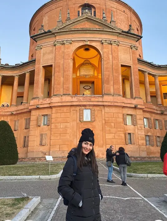 Marissa Christina memiliki ayah bernama Riva Pietro yang berdarah Italia dan ibu bernama W. Maria. Ia pun kerap mengunjungi Eropa dan baru-baru ini ia berkunjung ke Italia. (Liputan6.com/IG/@marissachristinaofficial).