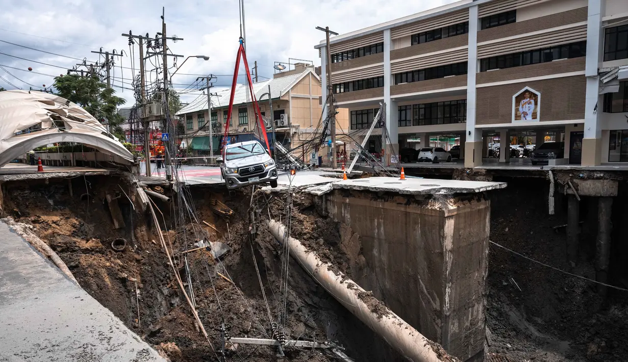 Muncul Sinkhole Sedalam 50 M di Depan Rumah Sakit Bangkok 