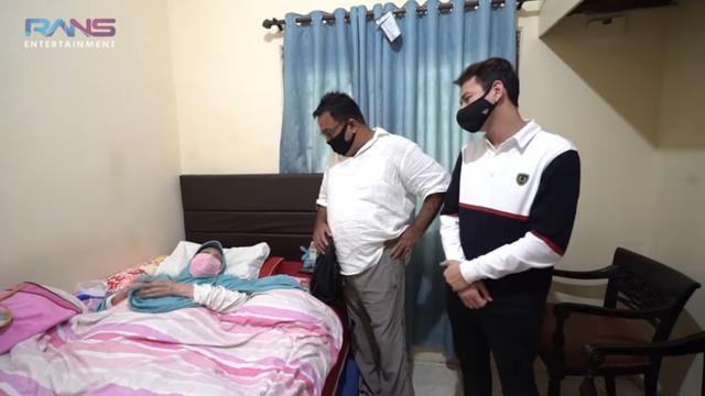 6 Momen Raffi Ahmad Jenguk Aminah Cendrakasih ‘Si Doel’, Suatu Kebanggaan