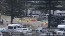 Sebagian besar korban diyakini berasal dari komunitas Yahudi yang tengah merayakan hari pertama Hanukkah di pantai populer tersebut. Tampak dalam foto, pemandangan lokasi kejadian di Bondi Pavillion setelah penembakan di Pantai Bondi, Sydney, Autralia, pada Senin 15 Desember 2025. (DAVID GRAY/AFP)