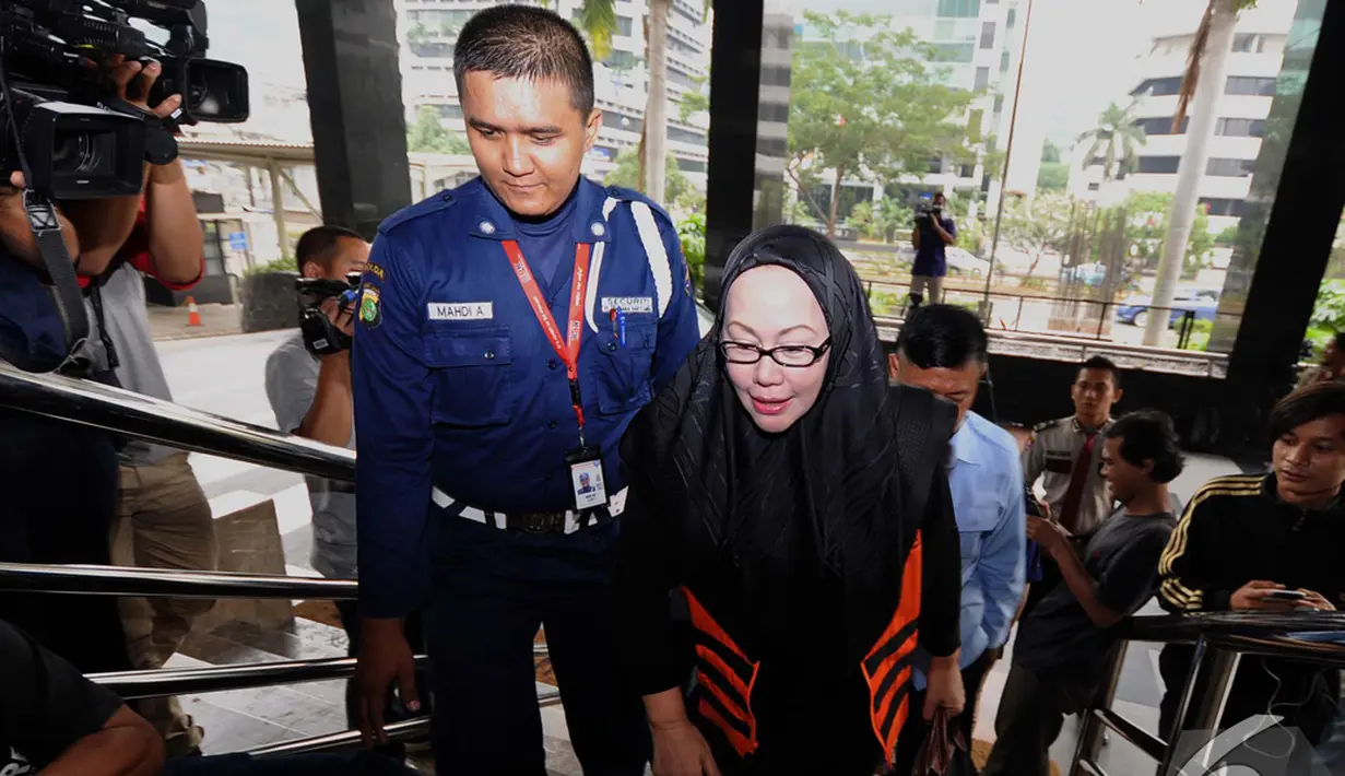 Ratu Atut Chosiyah diperiksa sebagai saksi bagi tersangka Amir Hamzah terkait dugaan suap sengketa Pilkada Kabupaten Lebak, Jakarta, Senin (10/11/2014)(Liputan6.com/Miftahul Hayat)