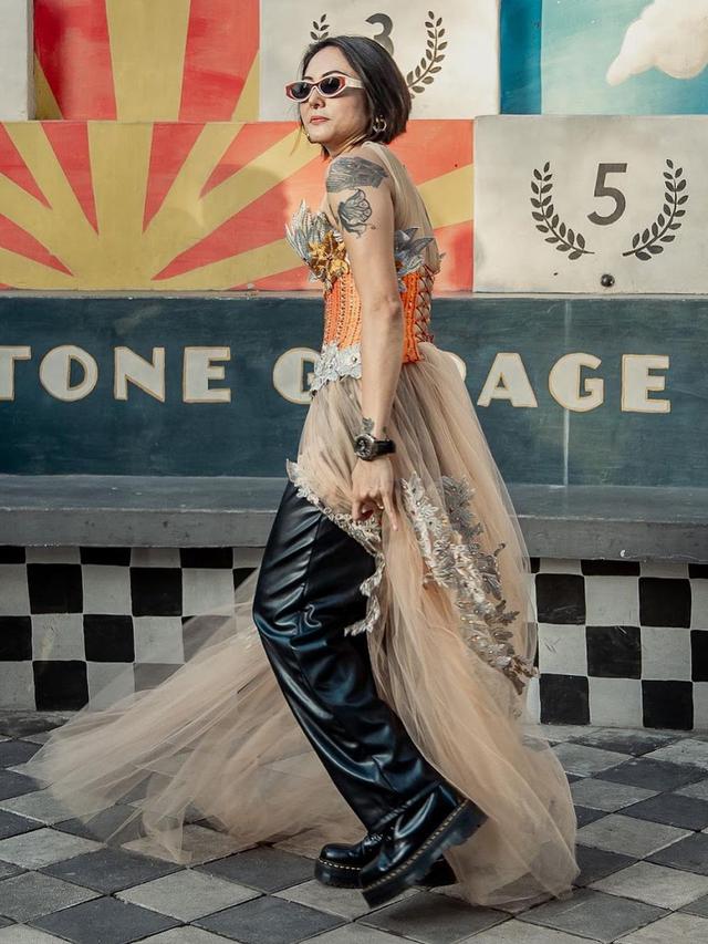 Peringati Hari Kartini, Ini 6 Potret Artis Wanita Naik Sepeda Motor Pakai Kebaya