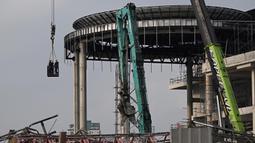 Sebanyak sembilan korban ditemukan di reruntuhan gedung pencakar langit yang sedang dibangun. (Lillian SUWANRUMPHA/AFP)