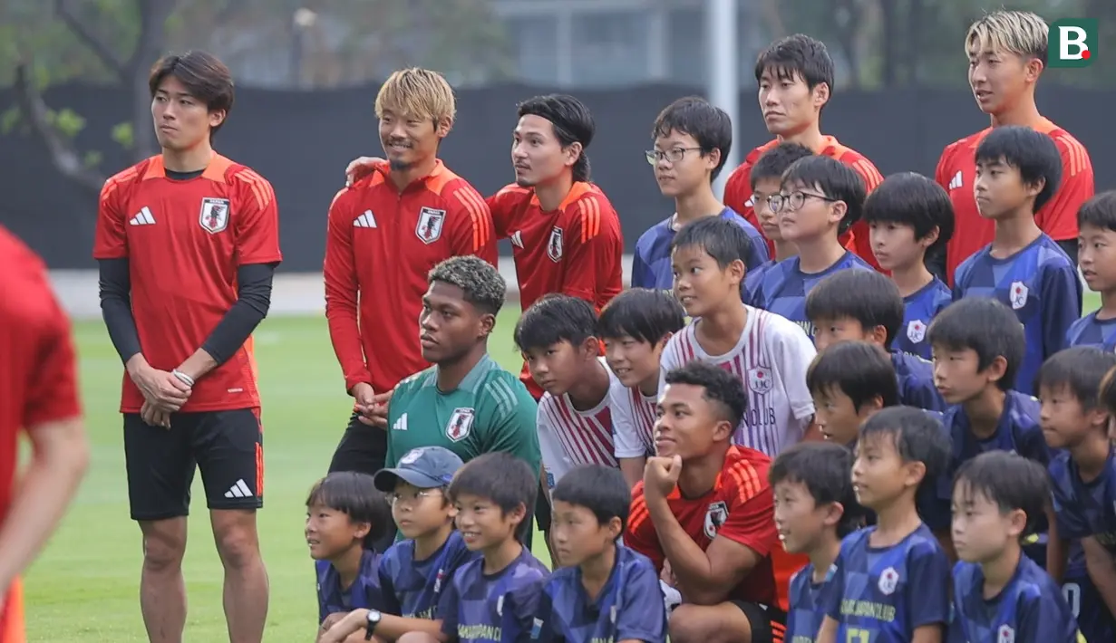 Takumi Minamino dan sejumlah pemain Timnas Jepang mendengarkan pesan dari perwakilan sejumlah anak-anak yang tergabung ke dalam sekolah sepak bola Jakarta Japan Club sebelum sesi latihan yang berlangsung di Lapangan A, Senayan, Jakarta, Selasa (12/11/2024). (Bola.com/Bagaskara Lazuardi)
