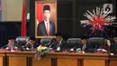 Ketua DPRD DKI Jakarta Prasetio Edi Marsudi (tengah) bersama pimpinan lainnya memimpin Rapat Paripurna di Gedung DPRD DKI Jakarta, Rabu (19/2/2020). DPRD DKI Jakarta mengesahkan tata tertib pemilihan Wakil Gubernur DKI Jakarta. (Liputan6.com/Angga Yuniar)