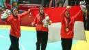 Tim pencak silat seni beregu putri Indonesia, Pramudita Yuristya (kiri), Lutfi Nurhasanah (tengah) dan Gina Tri Lestari (kanan) berselebrasi usai meraih medali emas Asian Games 2018, Jakarta, Rabu (29/8). (ANTARA FOTO/INASGOC/Melvinas Priananda/nak/18)