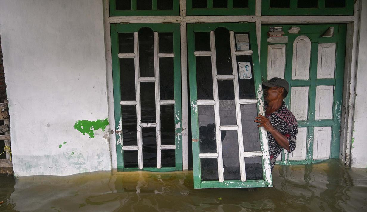 Keputusan untuk meliburkan sekolah dikarenakan air sudah masuk ke dalam ruang-ruang kelas. Salah satu sekolah yang terendam banjir yakni SDN Tempuran dan Taman Kanak-Kanak (TK) Pembina II Sooko. (Juni KRISWANTO/AFP)