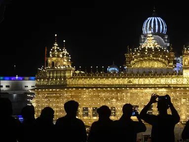 Penganut Sikh India menyaksikan kembang api saat peringatan ulang tahun ke 397 Guru Sikh Kesembilan di Kuil Emas di Amritsar, India (5/4). Mereka memperingati ulang tahun Guru Kesembilan atau Guru Tegh Bahadur. (AFP/Narinder Nanu)