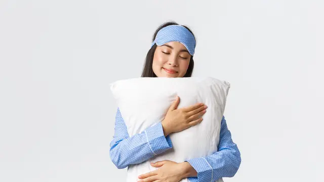 8 Tips Mencegah Sleep Wrinkles Agar Kulit Tetap Kencang Saat Bangun Tidur (photo by freepik.com)