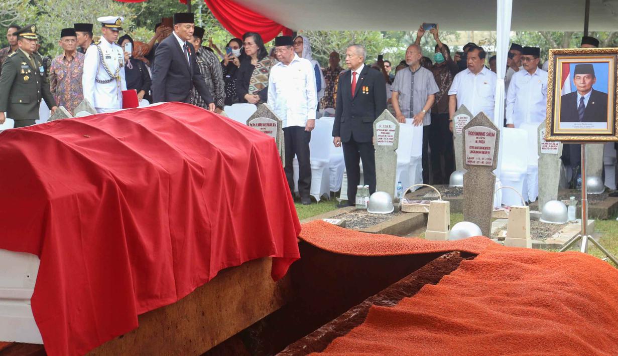 Sebagai informasi, Juwono Sudarsono wafat pada Sabtu, 28 Maret 2026, di usia 84 tahun. Tampak dalam foto, Menteri Pertahanan Republik Indonesia, Sjafrie Sjamsoeddin saat prosesi pemakaman mantan Menteri Pertahanan, Juwono Sudarsono, di Taman Makam Pahlawan Nasional (TMPN), Kalibata, Jakarta, Minggu (29/3/2026). (merdeka.com/Arie Basuki)