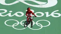 Toni Syarifudin saat beraksi di babak penyisihan nomor BMX Olimpiade 2016. (Paul Hannah/Reuters)