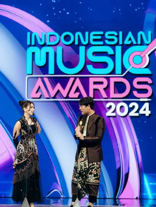 Rambut panjang Angel Karamoy ditata dengan gaya cepol yang sisakan sedikit poni di bagian depan [@therealangelkaramoy]