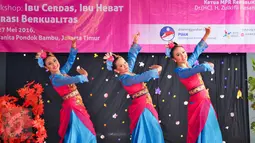 Warga binaan menampilkan tarian saat kunjungan Ketua MPR Zulkifli Hasan ke Rutan Wanita Pondok Bambu, Jakarta, Jumat, Jumat (27/5). Kunjungan itu guna menciptakan kemandirian & keterampilan serta sosialisasi 4 Pilar Kebangsaan. (Liputan6.com/Yoppy Renato)