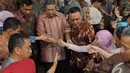 Mantan Presiden Susilo Bambang Yudhoyono menyalami Mahasiswa yang ingin berjabat tangan dengannya, Tangsel, Rabu (10/12/2014). (Liputan.com/Herman Zakharia)