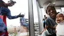 Pasien anak bereaksi saat superhero Superman melambaikan tangan di jendela sebuah rumah sakit di Birmingham, Rabu (11/10). Sekelompok superhero bekerja membersihkan jendela rumah sakit untuk menghibur anak- anak yang sedang sakit (AP Photo/Brynn Anderson)