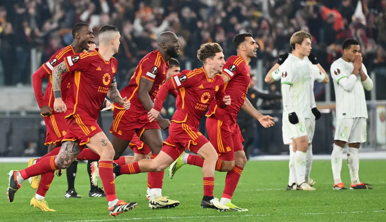 Para pemain Roma merayakan kemenangan setelah memenangkan adu penalti pada akhir pertandingan sepak bola play-off babak 16 besar Liga Eropa UEFA melawan Feyenoord di Stadion Olimpico, Roma, 22 Februari 2024. (Alberto PIZZOLI/AFP)