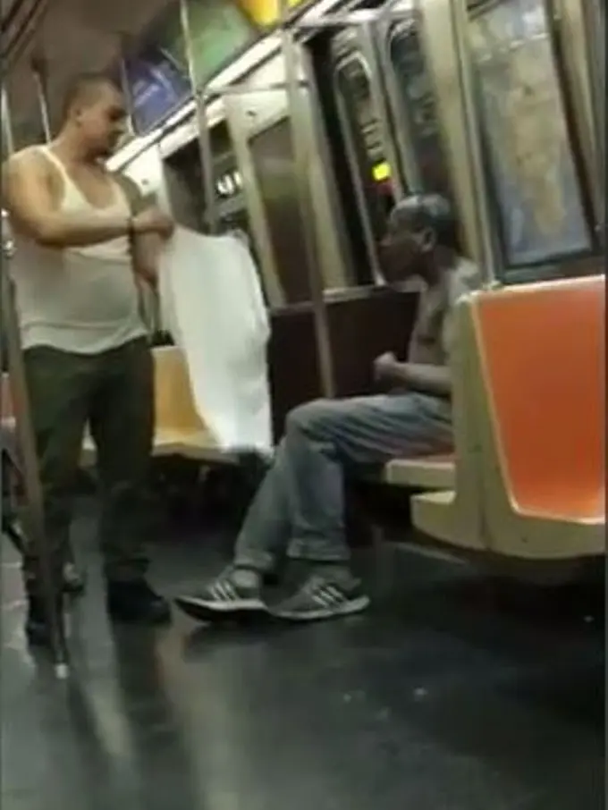 Mulia, Pria Ini Rela Lepas Baju untuk Beri Gelandangan di Kereta