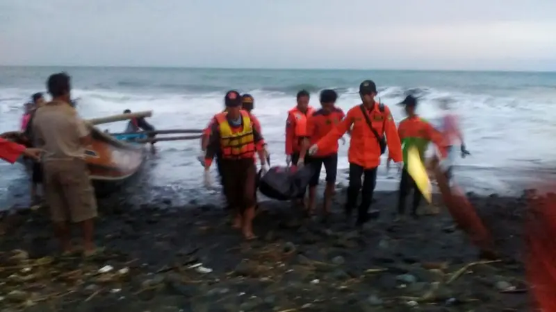 Tim SAR Gabungan mengevakuasi korban tenggalam Pantai Karangbolong, Kebumen. (Foto: Liputan6.com/Muhamad Ridlo/Basarnas)