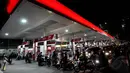 Para pengendara terlihat mengantre dengan tertib saat menunggu giliran pengisian BBM, Jakarta, Senin (17/11/2014). (Liputan6.com/Miftahul Hayat)