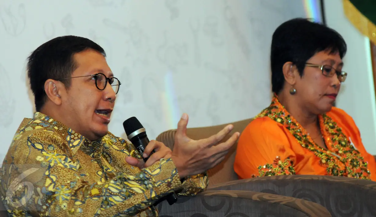 Menteri Agama Lukman Hakim Saifuddin (kiri) memberi pernyataan saat seminar Kekuatan Perempuan Inspirasi Perubahan di Jakarta, Sabtu (23/4/2016). Diskusi ini bagian peringatan 2 tahun gerakan Saya Perempuan Anti Korupsi. (Liputan6.com/Helmi Fithriansyah)