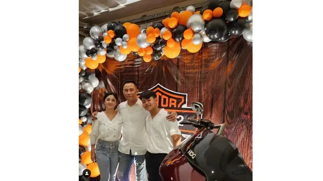 Sempat Dikira Putus, Ini 6 Potret Dewi Perssik dan Rully yang Makin Mesra