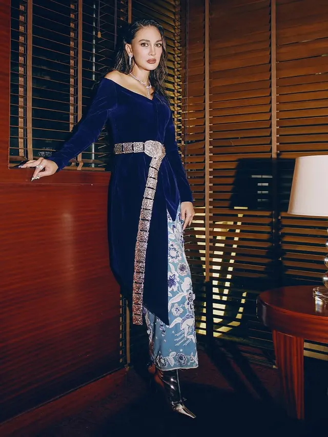 9 Model Kebaya yang Dikenakan Luna Maya