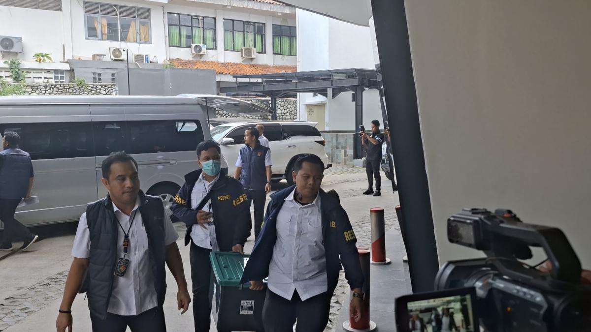 Polisi Angkut Barang Bukti Kasus Febrie Adriansyah ke Kejagung