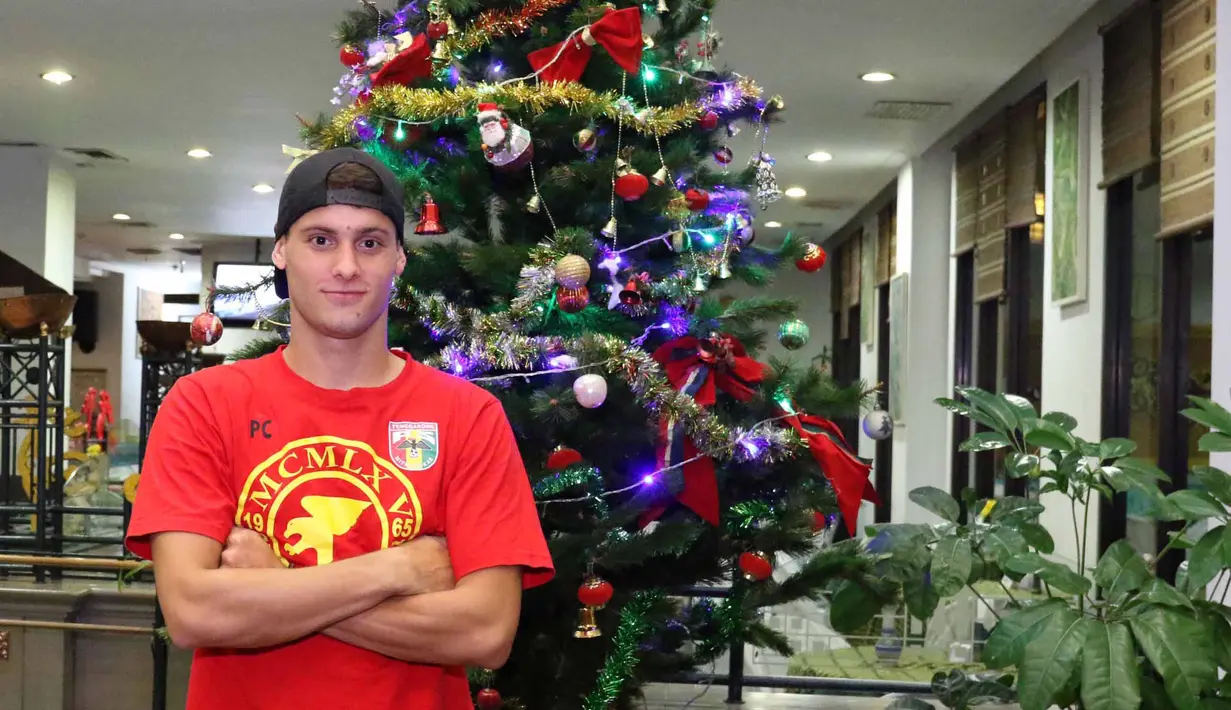 Pemain Mitra Kukar asal Brasil, Patrick Cruz saat sesi foto mengucapkan selamat Natal dan Tahun Baru di Hotel Agas International, Solo, Senin (14/12/2015). (Bola.com/Nicklas Hanoatubun)