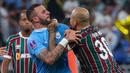 Pemain Manchester City, Kyle Walker (kiri) bersitegang dengan pemain Fluminense, Felipe Melo pada laga final Piala Dunia Antarklub 2023 di King Abdullah Sports City, Jeddah, Arab Saudi, Sabtu (23/12/2023) dini hari WIB. (AFP/Giuseppe Cacace)