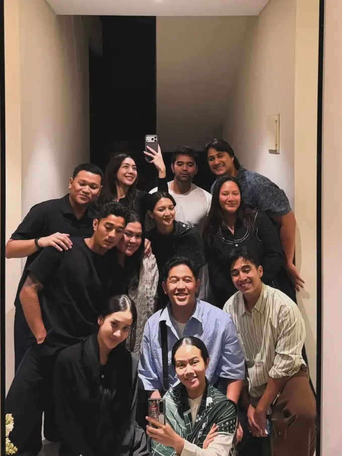 Sheila Dara di Tahlilan Vidi Aldiano. [@_shaniasalsabila]