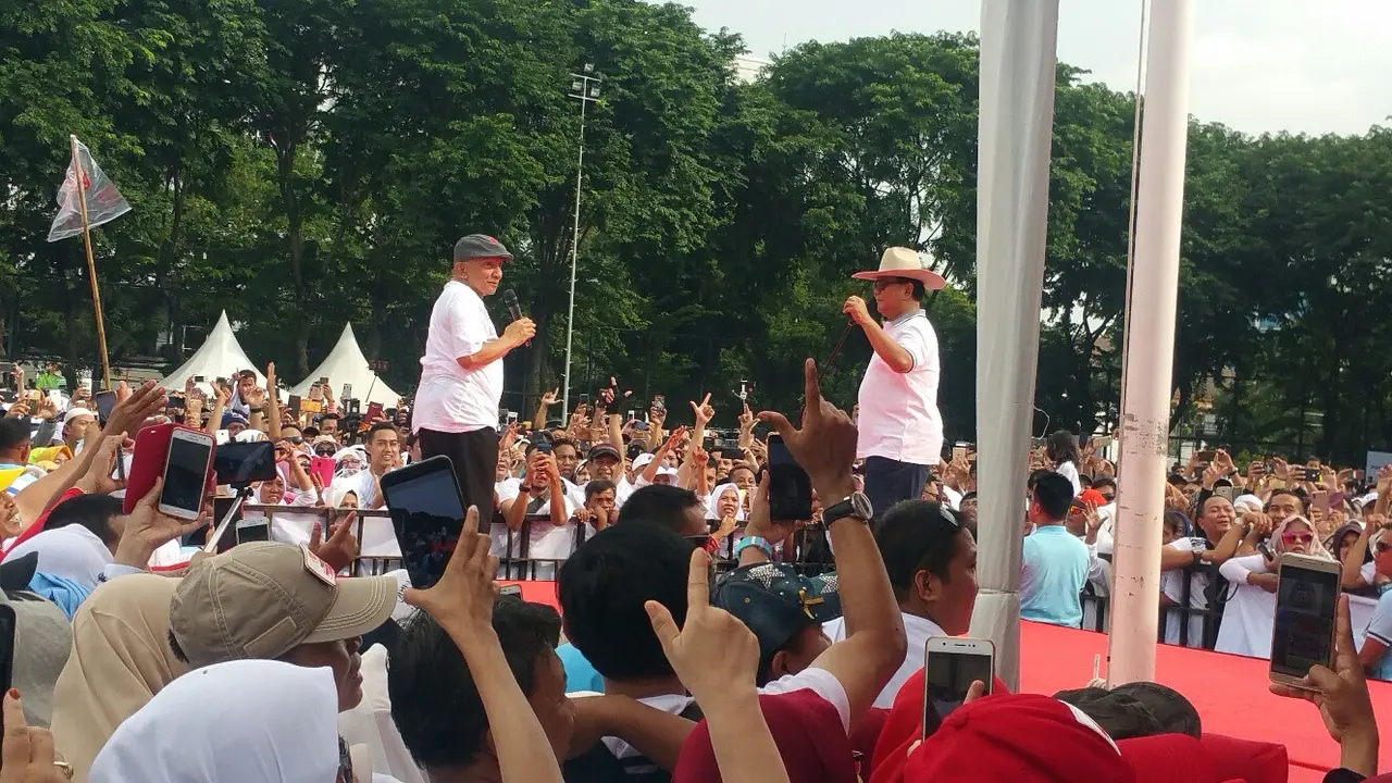 Calon presiden Prabowo Subianto menyapa relawan Roemah Djoang di Lapangan Banteng, Jakarta Pusat.