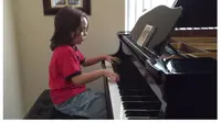 Tak pernah belajar notasi, bocah penyandang autisme ini jago bermain piano terutama lagu-lagu Taylor Swift. 