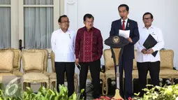 Presiden Jokowi didampingi Wapres Jusuf Kalla, Mensesneg Pratikno (kiri), dan Seskab Pramono Anung (kanan) mengumumkan pergantian posisi menteri Kabinet Kerja di Istana Negara, Jakarta, Rabu (27/7). (Liputan6.com/Faizal Fanani)