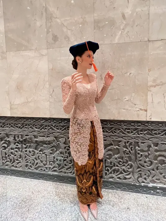 Kembali ke Indonesia, Enzy Storia ternyata mengikuti prosesi wisuda yang berlangsung pada 18 November 2023. Istri Molen Kasetra itu tampil anggun dibalut kebaya nuansa nude dari @studioboh saat meraih gelar Sarjana Manajemen di Binus University. [@enzystoria]