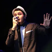 Di usianya yang masih terbilang muda, Tulus sudah menggelar konser tunggal beberapa kali. Kali ini, Tulus diduetkan dengan pelantun 'Serba Salah', Raisa Andriana. (Wimbarsana/Bintang.com)