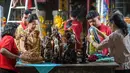 Tradisi bersih-bersih rupang atau patung dewa (para suci) mewarnai persiapan perayaan Tahun Baru Imlek 2577 Kongzili di Kuil Hong San Ko Tee, Surabaya, Jawa Timur, pada Rabu 11 Februari 2026. Tampak dalam foto, para sukarelawan membersihkan patung-patung dewa di Kuil Hong San Ko Tee, Surabaya, Jawa Timur, pada Rabu 11 Februari 2026. (JUNI KRISWANTO/AFP)