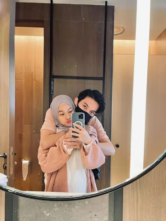 Lebih lanjut Dinda mengatakan, kunci utama cepat sembuh dari Covid-19 adalah pikiran yang selalu positif. Menurutnya, jika selalu bersemangat akan membuat proses penyembuhan menjadi lebih cepat. (Instagram/dindahw)