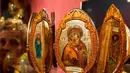 Sebuah telur kayu lipat dari Rusia, dihiasi dengan ikon, yang dipamerkan di Pameran Telur Dunia pada tanggal 16 April 2014 di museum kota Schwabach, Jerman selatan (AFP Photo/Daniel Karmann).